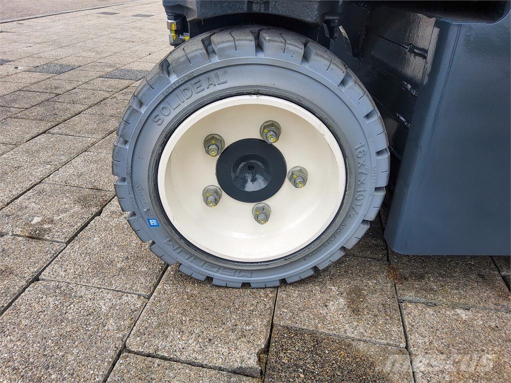 Combilift CBE 3000 4-Smerni viličarji