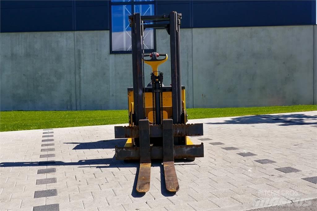 Linde L12 Ročni električni viličar