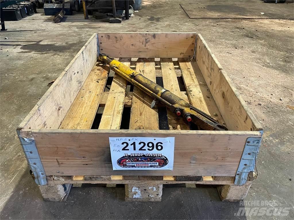  Skovlcylinder ex. MF50BX Hidravlika