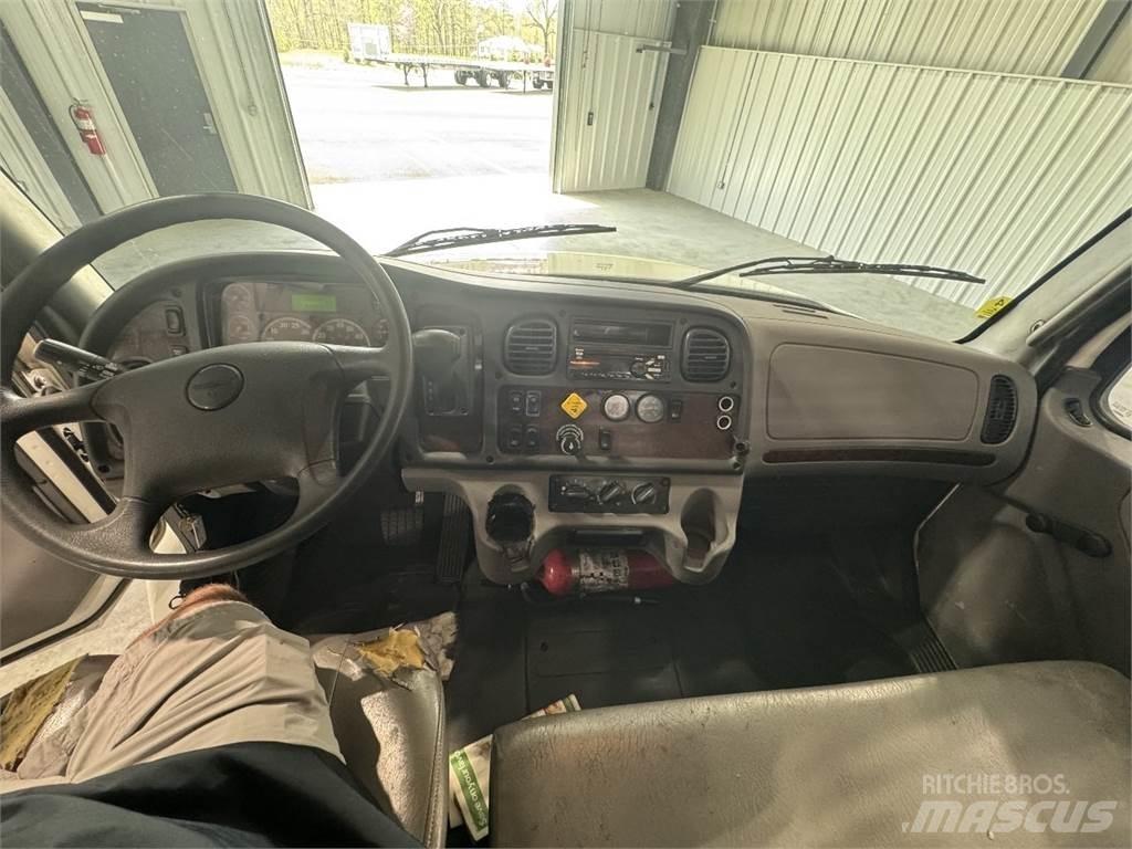 Freightliner M2 106 Tovornjaki s kesonom/platojem