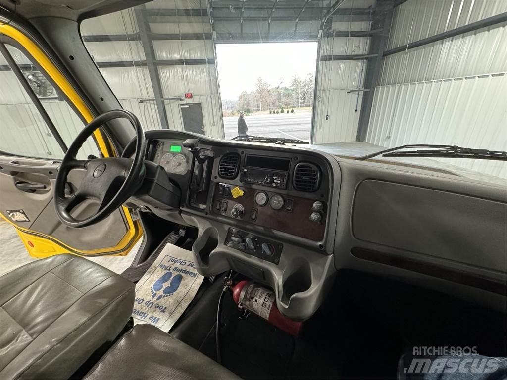 Freightliner M2106 Tovornjaki zabojniki