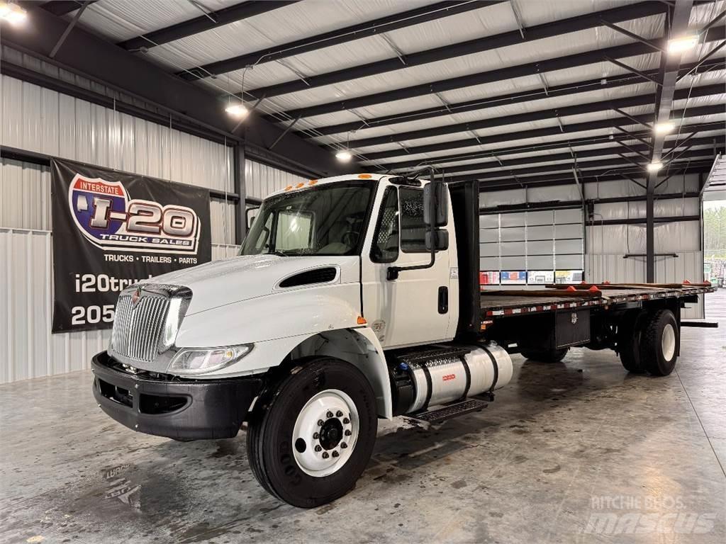 International 4300 Tovornjaki s kesonom/platojem