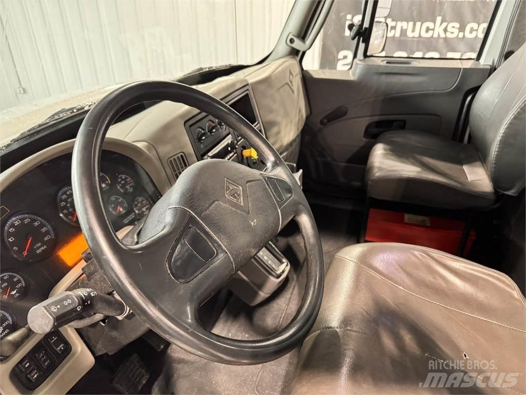 International 4300 Tovornjaki s kesonom/platojem