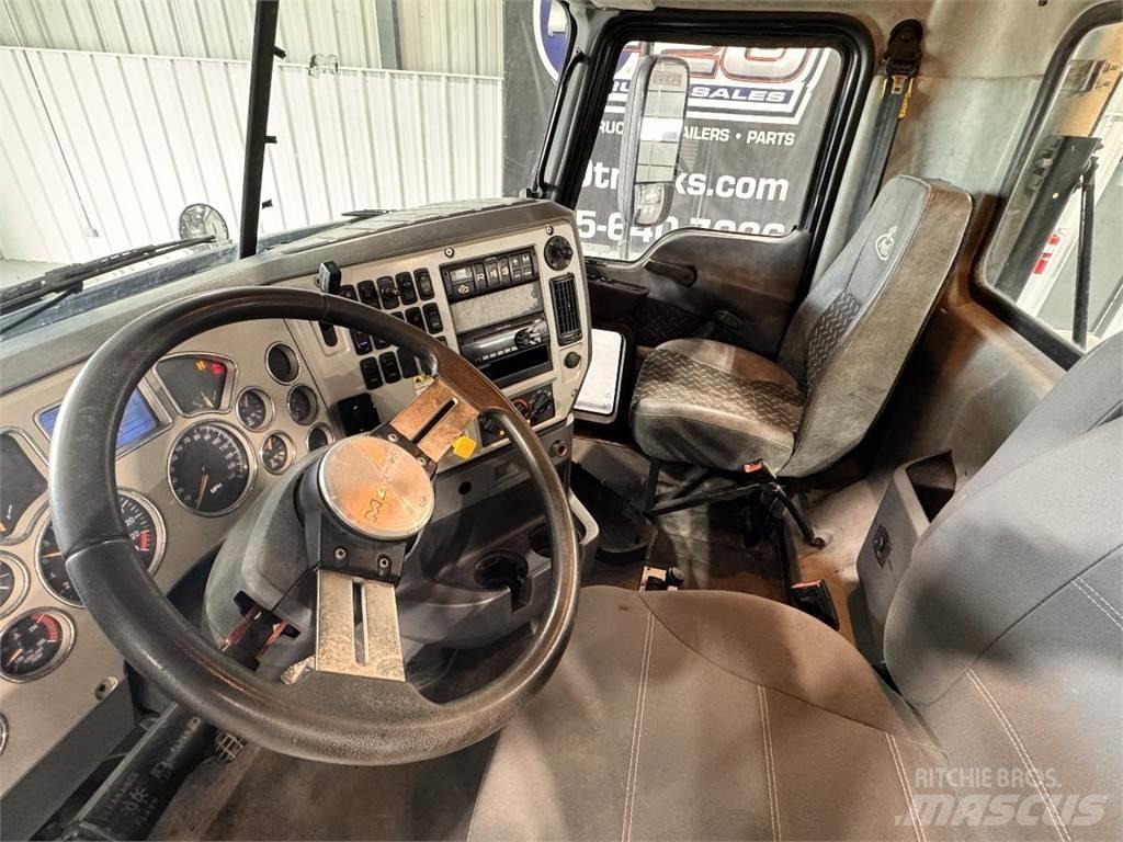 Mack CXU613 Vlačilci