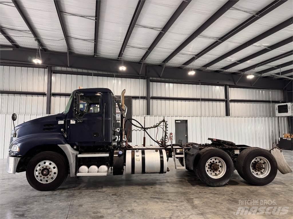 Mack CXU613 Vlačilci