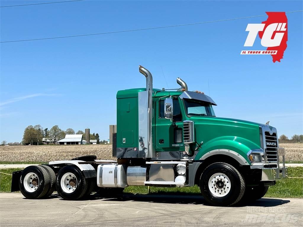 Mack Titan TD713 Vlačilci