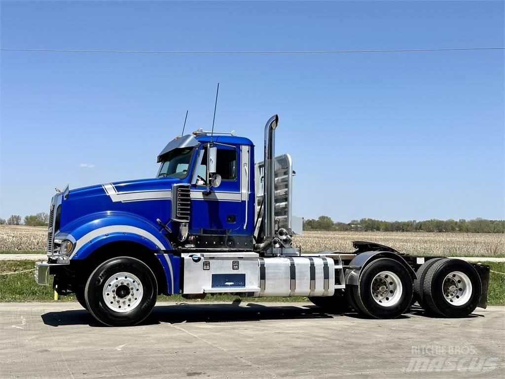 Mack Titan TD713 Vlačilci