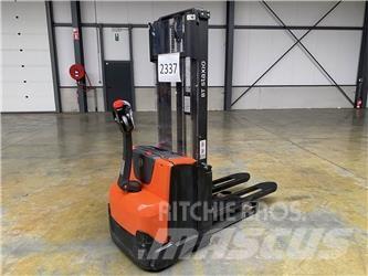 Toyota BT SWE100 Samopogonski ročni viličarji