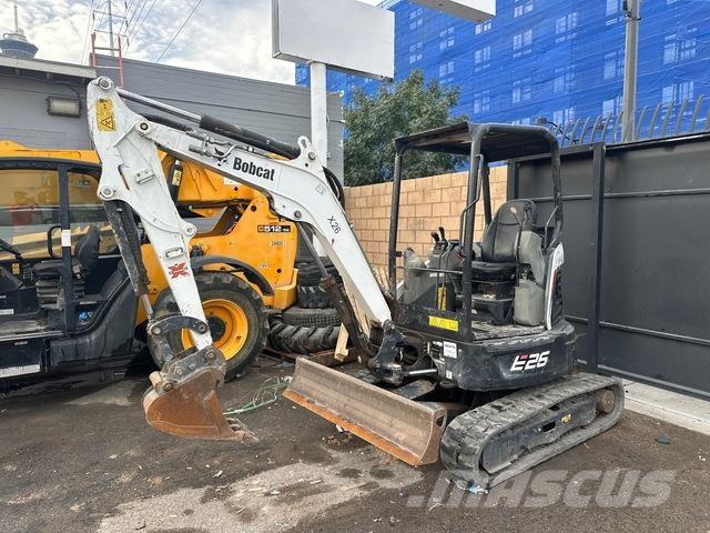 Bobcat E26 Bagri goseničarji