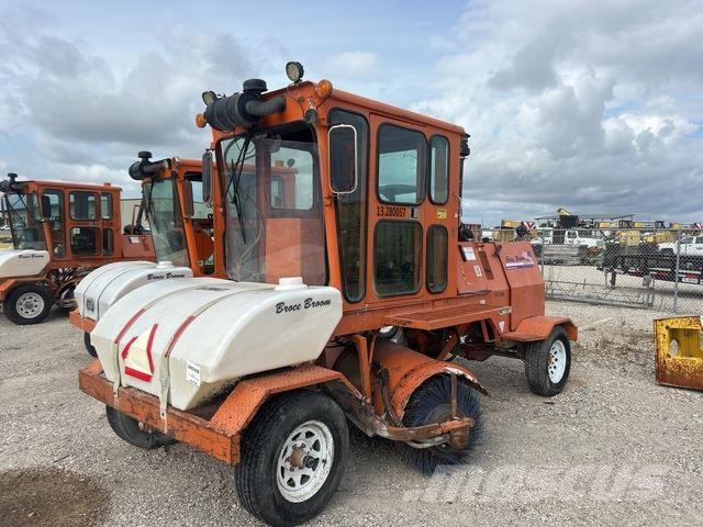 Broce CRT350 Stroji za notranje pometanje