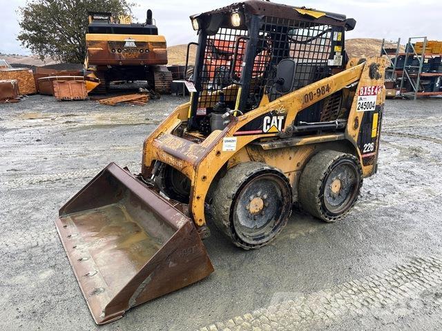 CAT 226 Skid steer mini nakladalci