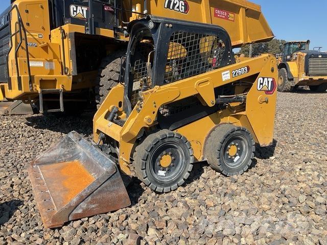 CAT 226D3 Skid steer mini nakladalci