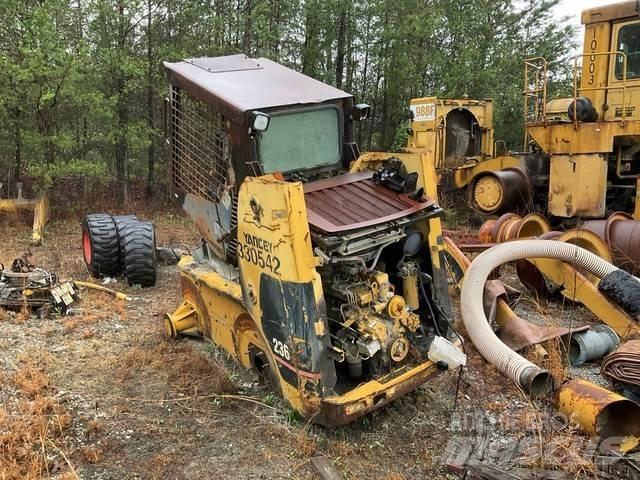 CAT 236 Skid steer mini nakladalci