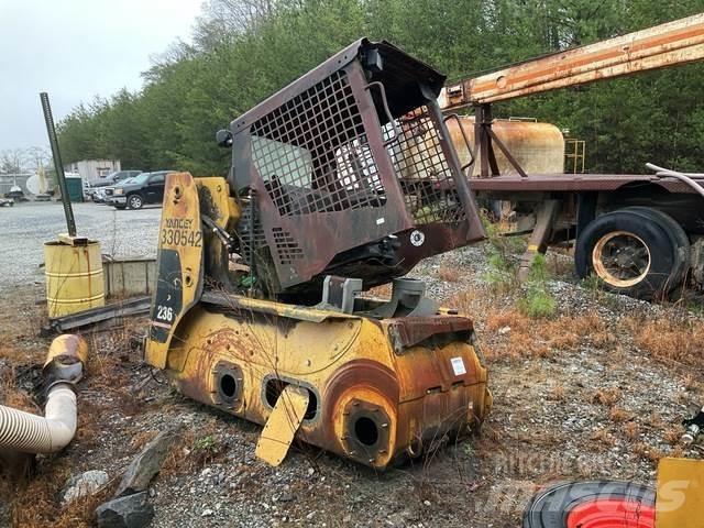 CAT 236 Skid steer mini nakladalci