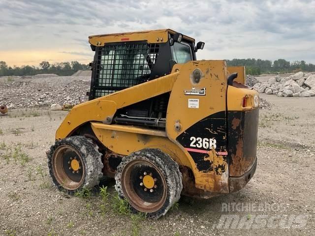 CAT 236B Skid steer mini nakladalci