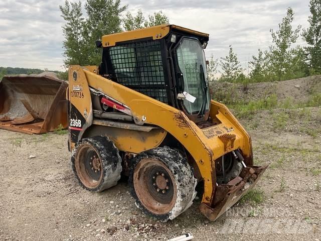 CAT 236B Skid steer mini nakladalci