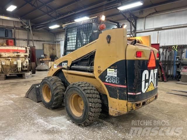 CAT 236B Skid steer mini nakladalci