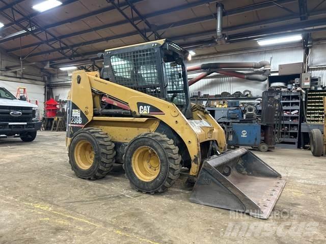 CAT 236B Skid steer mini nakladalci