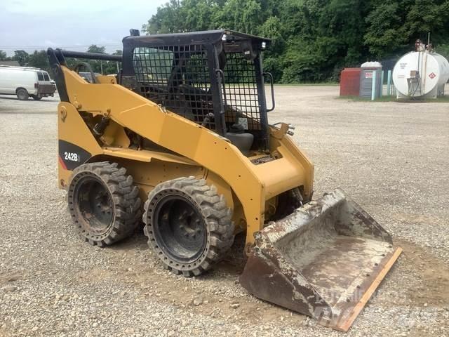 CAT 242B3 Skid steer mini nakladalci