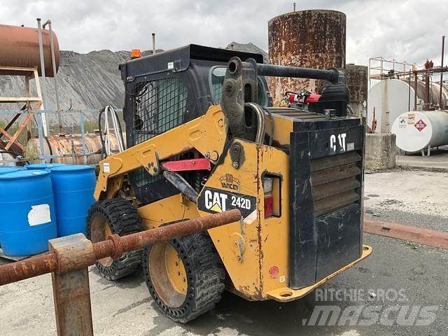 CAT 242D Skid steer mini nakladalci