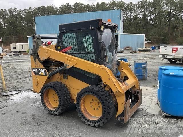 CAT 242D Skid steer mini nakladalci