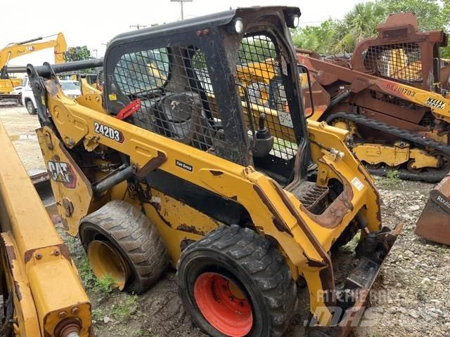 CAT 242D3 Skid steer mini nakladalci