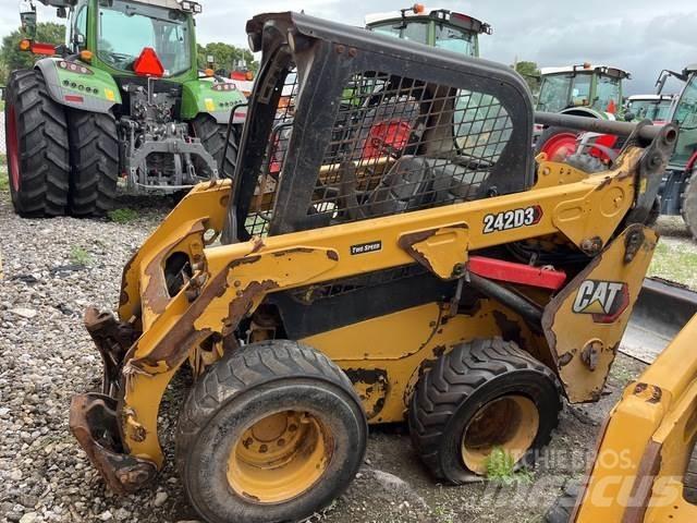 CAT 242D3 Skid steer mini nakladalci