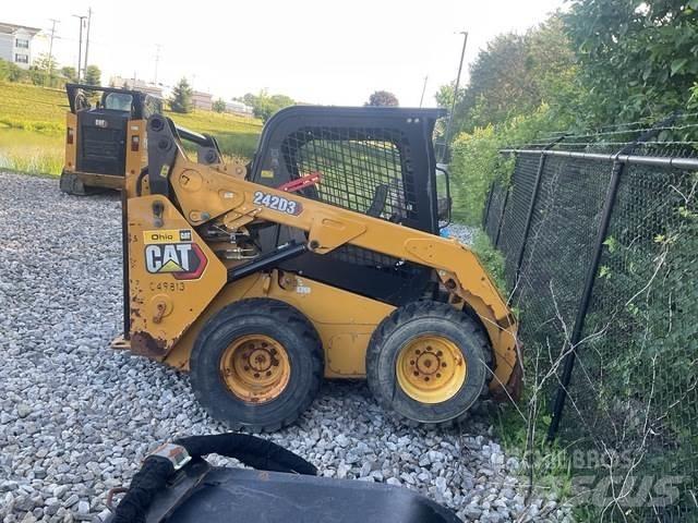 CAT 242D3 Skid steer mini nakladalci