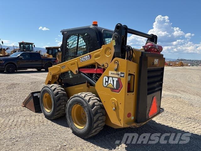CAT 242D3 Skid steer mini nakladalci