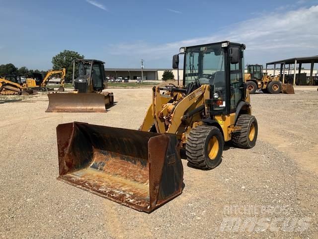 CAT 903D Kolesni nakladalci