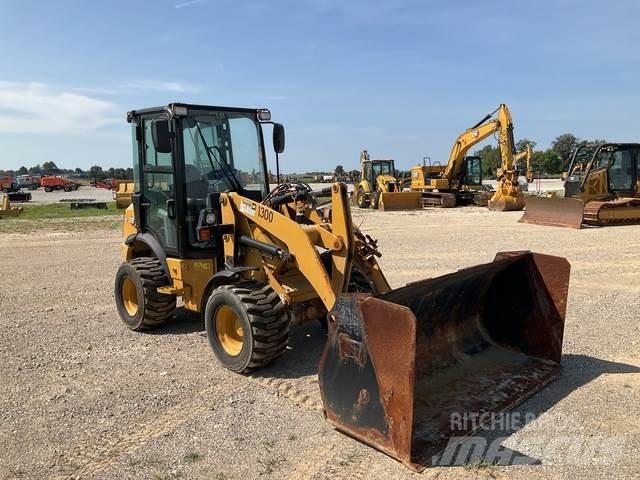 CAT 903D Kolesni nakladalci