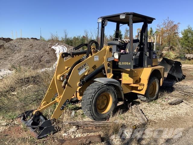 CAT 904B Kolesni nakladalci