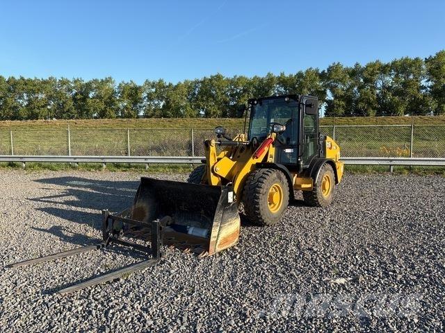 CAT 906 Kolesni nakladalci