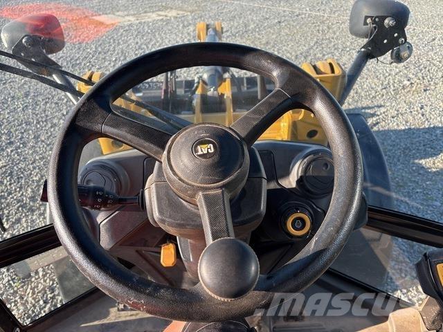 CAT 906 Kolesni nakladalci