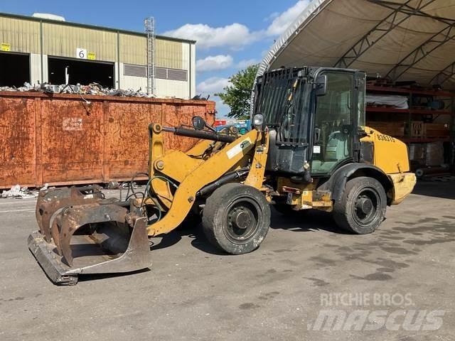 CAT 906H Kolesni nakladalci