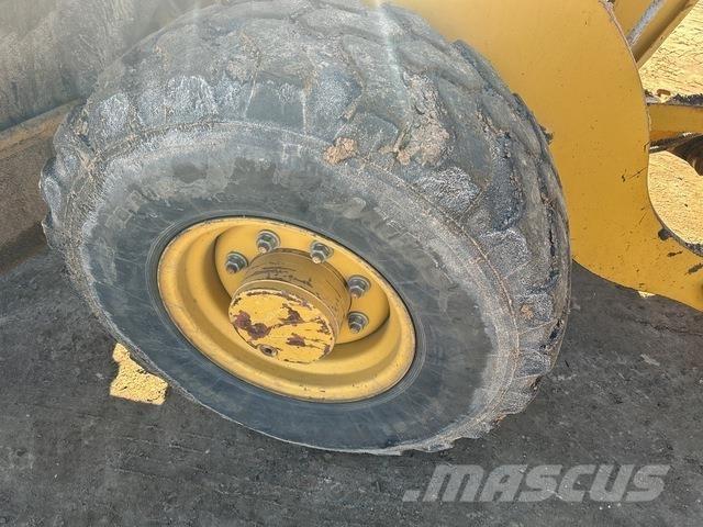 CAT 906H Kolesni nakladalci