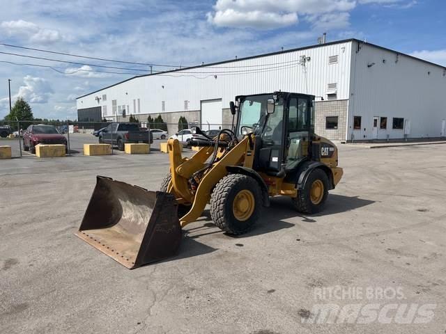 CAT 906M Kolesni nakladalci