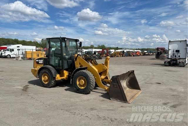 CAT 906M Kolesni nakladalci