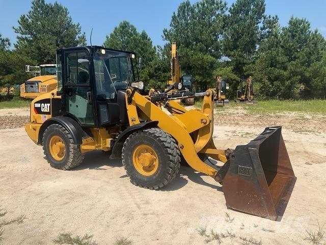 CAT 906M Kolesni nakladalci