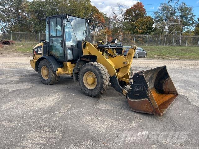 CAT 906M Kolesni nakladalci