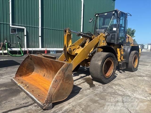 CAT 910K Kolesni nakladalci