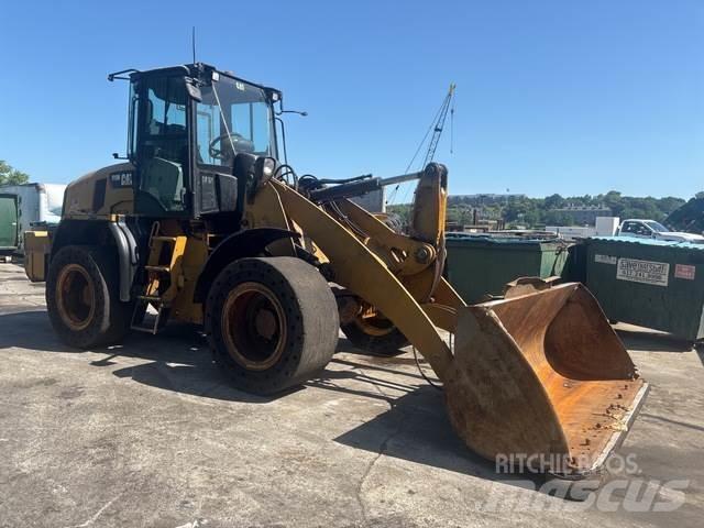 CAT 910K Kolesni nakladalci