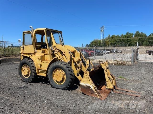 CAT 922 Kolesni nakladalci