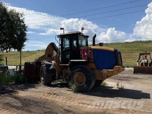 CAT 930M Kolesni nakladalci