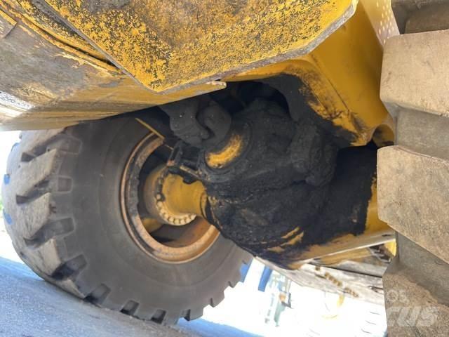 CAT 988G Kolesni nakladalci