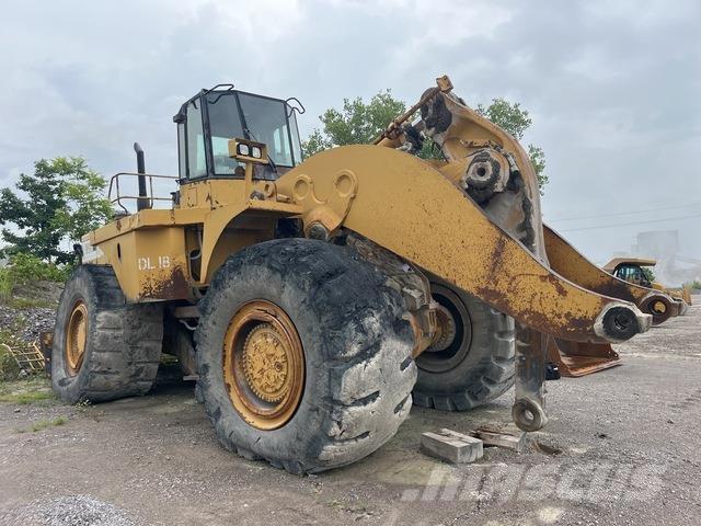 CAT 990 Kolesni nakladalci