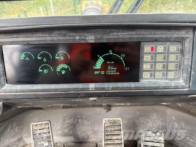 CAT 990 Kolesni nakladalci
