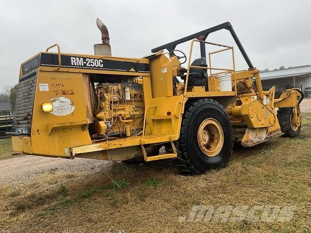 CAT RM-250C Kompaktorji tal
