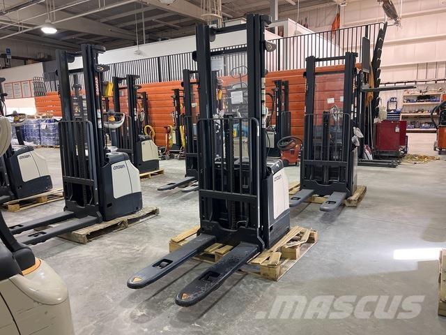 Crown ES 4000 Samopogonski ročni viličarji