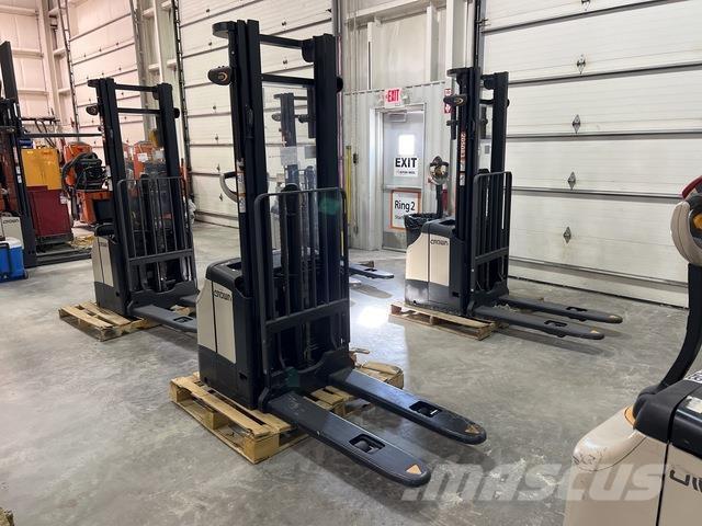 Crown ES 4000 Samopogonski ročni viličarji